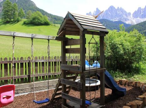 The grassy area features a playground blog-hundespezialist-sonngarten-07